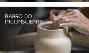 “Barro do Inconsciente” reflete sobre como o inconsciente, mesmo conhecido de forma superficial por pessoas cultas, é uma dimensão viva e criativa da mente. A metáfora do barro revela sua maleabilidade e potência: uma matéria bruta que pode ser tocada, sentida e transformada. O texto explora o inconsciente como fonte de descobertas ocultas, criatividade e autoconhecimento, convidando à experiência sem medo ou resistência.